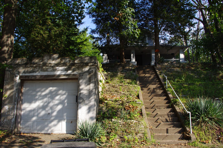 old house and garage in Ottumwa, IA